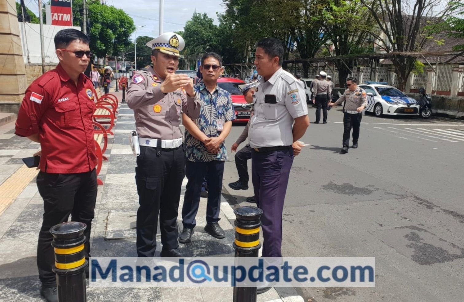 Kasatlantas Polresta Manado Kompol Andrew Kilapong saat memimpin survei lapangan ujicoba penerapan Kanalisasi Jalur Biru bersama Dishub Manado di Jln. Samrat, Kamis (16/01)