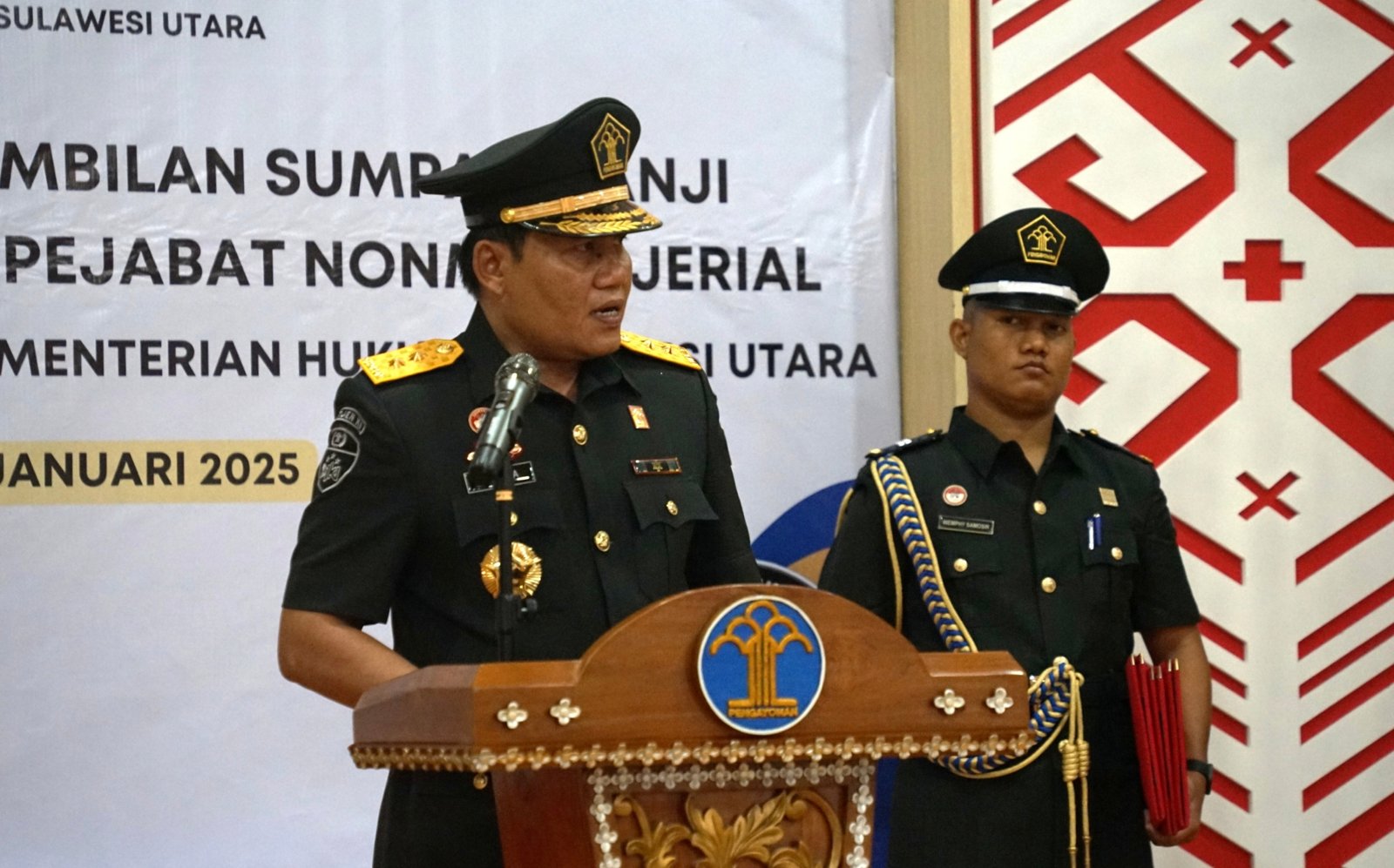 Kakanwilkum Sulut Kurniaman Telaumbanua saat melantik sejumlah pejabat di lingkungan Kanwilkum Sulut pada Senin (13/01)