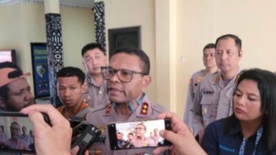 Kapolda Papua, Irjen. Pol. Patrige Renwarin, saat temu media terkait perintah untuk mengerahkan personel yang tergabung dalam Satgas Operasi Damai Cartenz untuk memburu para pelaku penembakan tersebut. Jumat (01/10) 