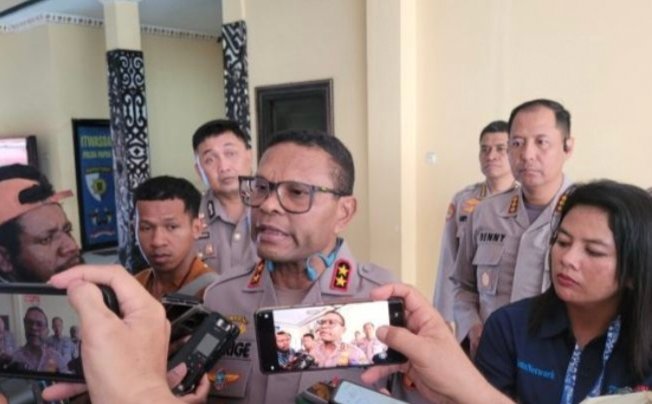 Kapolda Papua, Irjen. Pol. Patrige Renwarin, saat temu media terkait perintah untuk mengerahkan personel yang tergabung dalam Satgas Operasi Damai Cartenz untuk memburu para pelaku penembakan tersebut. Jumat (01/10) 