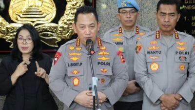 Kapolri Jenderal Polisi Drs. Listyo Sigit Prabowo saat menerima kunjungan Kepala Badan Pengawasan Obat dan Makanan (BPOM) Taruna Ikrar di Rupatama Mabes Polri, Jakarta Selatan. Jumat (01/10)