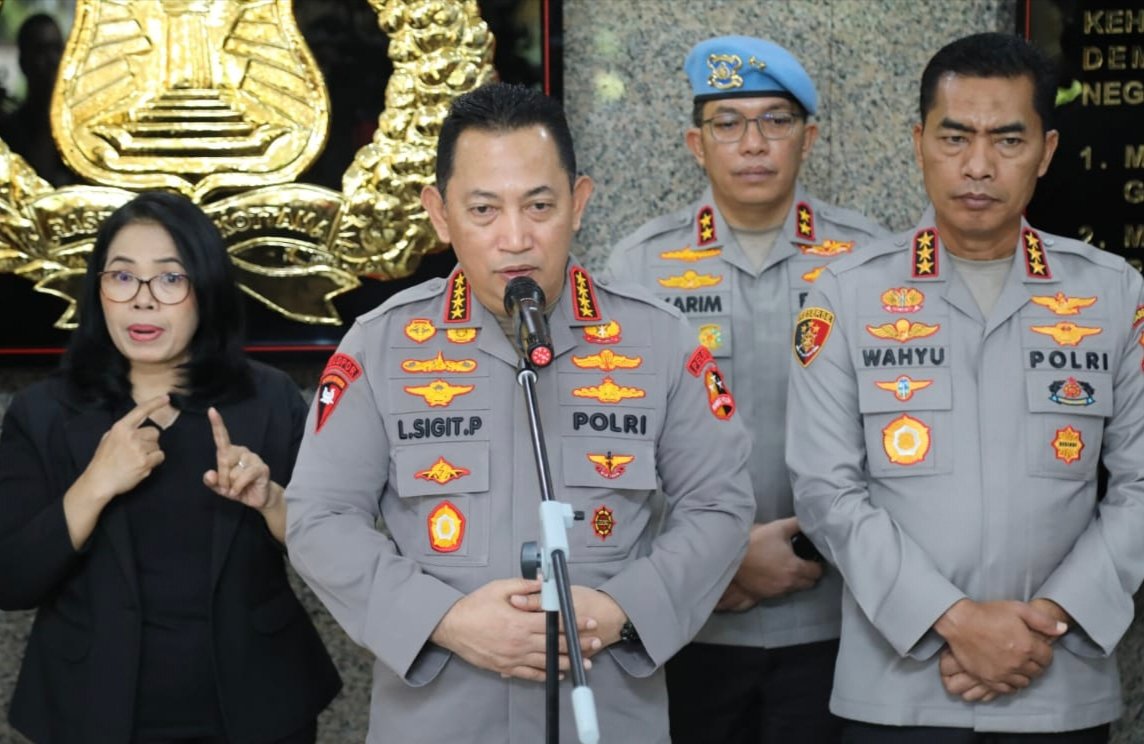 Kapolri Jenderal Polisi Drs. Listyo Sigit Prabowo saat menerima kunjungan Kepala Badan Pengawasan Obat dan Makanan (BPOM) Taruna Ikrar di Rupatama Mabes Polri, Jakarta Selatan. Jumat (01/10)
