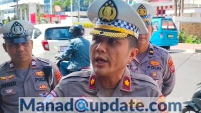 Kasatlantas Polresta Manado Kompol Andrew Kilapong saat menjelaskan tentang penerapan Kanalisasi Jalur Biru di Kota Manado, Senin (20/01)