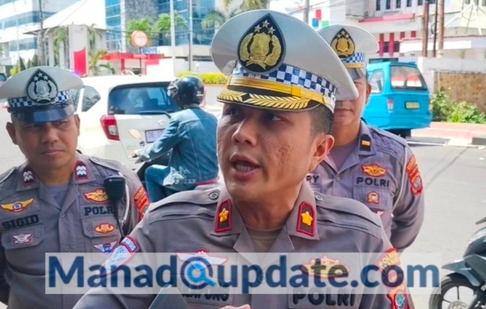 Kasatlantas Polresta Manado Kompol Andrew Kilapong saat menjelaskan tentang penerapan Kanalisasi Jalur Biru di Kota Manado, Senin (20/01)