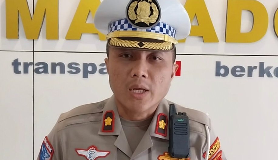 Kasatlantas Polresta Manado Kompol Andrew Kilapong saat menjelaskan rencana penerapan Kanalisasi Jalur Biru di ruas jalan Samrat, untuk mengurai kemacetan di Kota Manado.