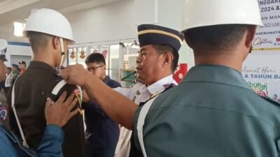 Kepala KSOP kelas III Manado Amrul Ardiansyah saat mencabut pita operasi NATARU pada penutupan posko Nataru di Pelabuhan Manado,pada Kamis (09/01).