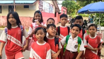Anak-anak siswa SD di Manado Terlihat Menunggu Program MBG Untuk Diterapkan di Sekolahnya, Mereka Berharap Uang Jajan Mereka Tidak Dikurangi Meski Sudah Mendapatkan Makan Gratis. Kamis (09/01)
