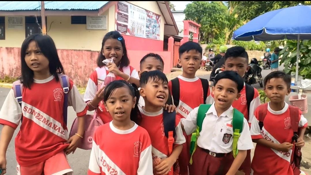 Anak-anak siswa SD di Manado Terlihat Menunggu Program MBG Untuk Diterapkan di Sekolahnya, Mereka Berharap Uang Jajan Mereka Tidak Dikurangi Meski Sudah Mendapatkan Makan Gratis. Kamis (09/01)