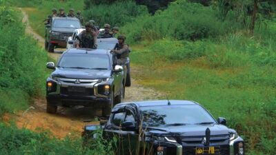 Puluhan petugas Polri-TNI yang tergabung dalam Satgas Ops Damai Cartenz-2025 bersama Polres Yalimo menggelar patroli berskala besar di Distrik Elelim, Kampung Hobakma, Kabupaten Yalimo, Jumat (10/01/2025).