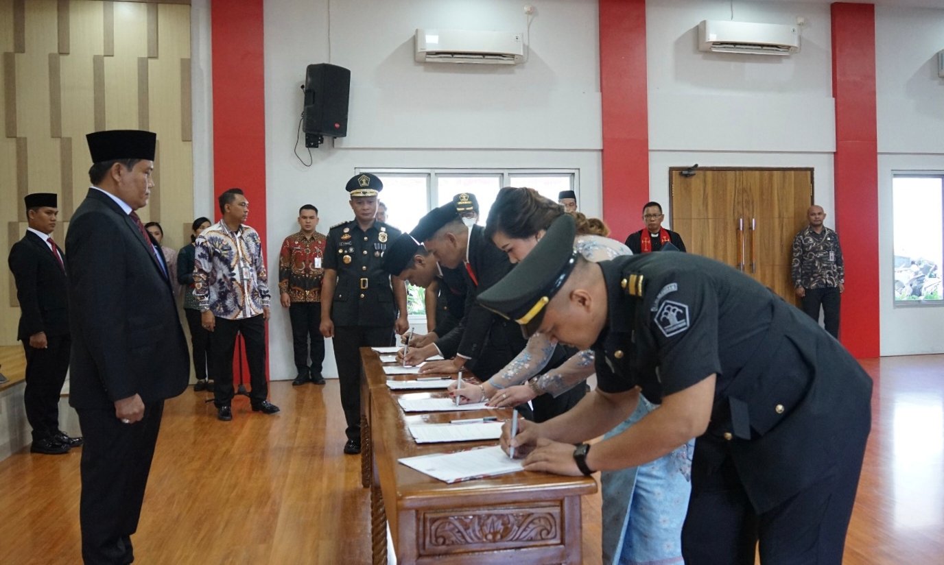 Kakanwil Kemenkum Sulut Kurniaman Telaumbanua saat melantik sejumlah pejabat di lingkungan Kanwil pada Jumat (10/01).