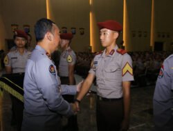 10 Taruna Akpol Dengan Nilai Sertifikasi Kehumasan Diberikan Pin Brivet Terbaik Oleh Kadivhumas