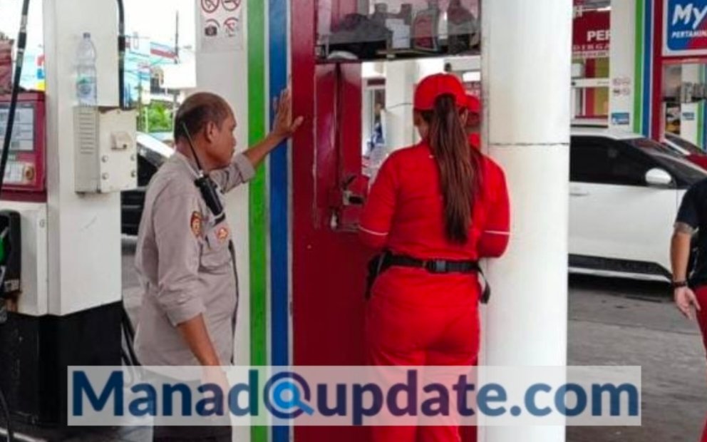 Petugas Polsek Mapanget melakukan pemantauan langsung terhadap antrian kendaraan yang mengisi bahan bakar minyak (BBM) jenis solar di sejumlah Stasiun Pengisian Bahan Bakar Umum (SPBU) yang berada di wilayah hukum Polsek Mapanget, Rabu (29/01).