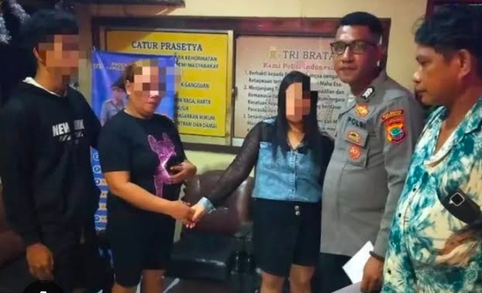 Petugas Polsek Pelabuhan Manado saat memediasi kasus hubungan gelap dan penganiayaan dengan metode problem solving.