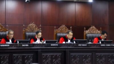 Majelis Hakim Mahkamah Konstitusi saat sedang memimpin salah satu sidang PHP sengketa Pilkada baru-baru ini di sebuah ruang sidang di Mahkamah Konstitusi.