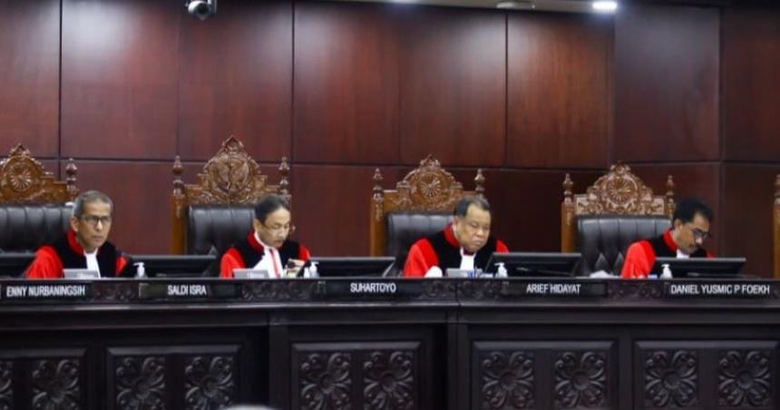 Majelis Hakim Mahkamah Konstitusi saat sedang memimpin salah satu sidang PHP sengketa Pilkada baru-baru ini di sebuah ruang sidang di Mahkamah Konstitusi.