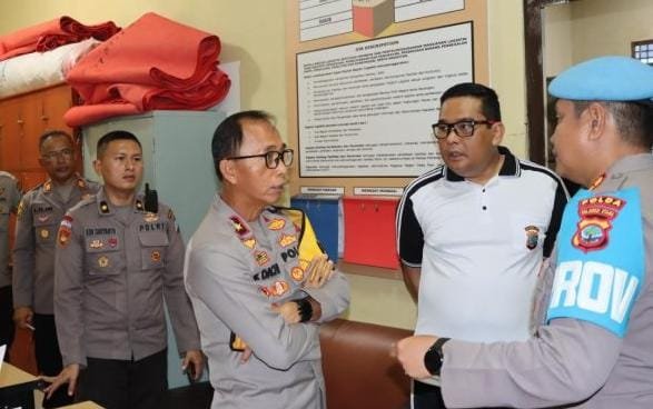 Wakapolda Sulut Brigjen Pol Bahagia Dachi saat periksa kesesuaian data administrasi dan perawatan senjata api di Polresta Manado, didampingi Kapolresta Manado Kombes Pol Julianto Sirait. Jumat (10/01)
