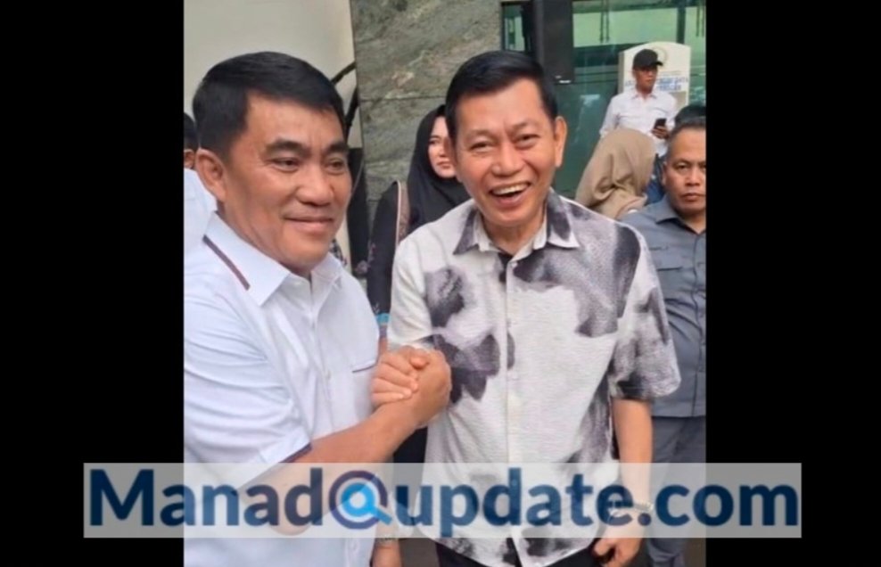 BERSORAK: Gubernur dan Wakil Gubernur Sulut terpilih Yulius Selvanus Komaling dan Victor Mailangkay berjabat tangan usai mendengar putusan Hakim Mahkamah Konstitusi, pada Selasa (4/2/2025) di Jakarta (Dokumentasi Tim YSK-Victor)