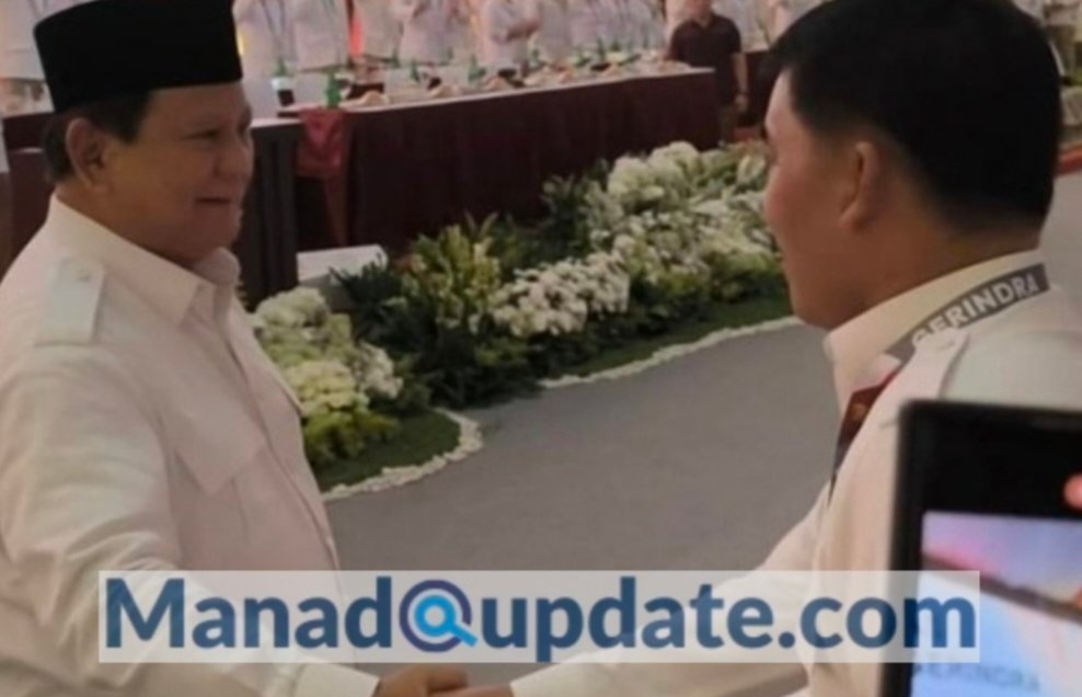 Ketua Umum DPD Gerindra Sulut Yulius Komaling dan rombongan mendapat tempat kehormatan, dengan duduk di meja paling depan, dekat Ketua Umum Gerindra Prabowo Subianto (Dok: DPD Gerindra Sulut)