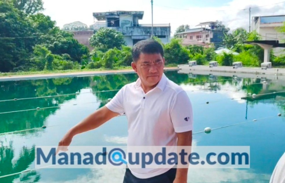 Gubernur YSK saat meninjau sarpras dan fasilitas olahraga, khususnya kolam renang rano wangun di kompleka olahraga KONI Sario. Selvanus janji akan perbaiki fasilitas olahraga di kota Manado, Jumat (07/03).