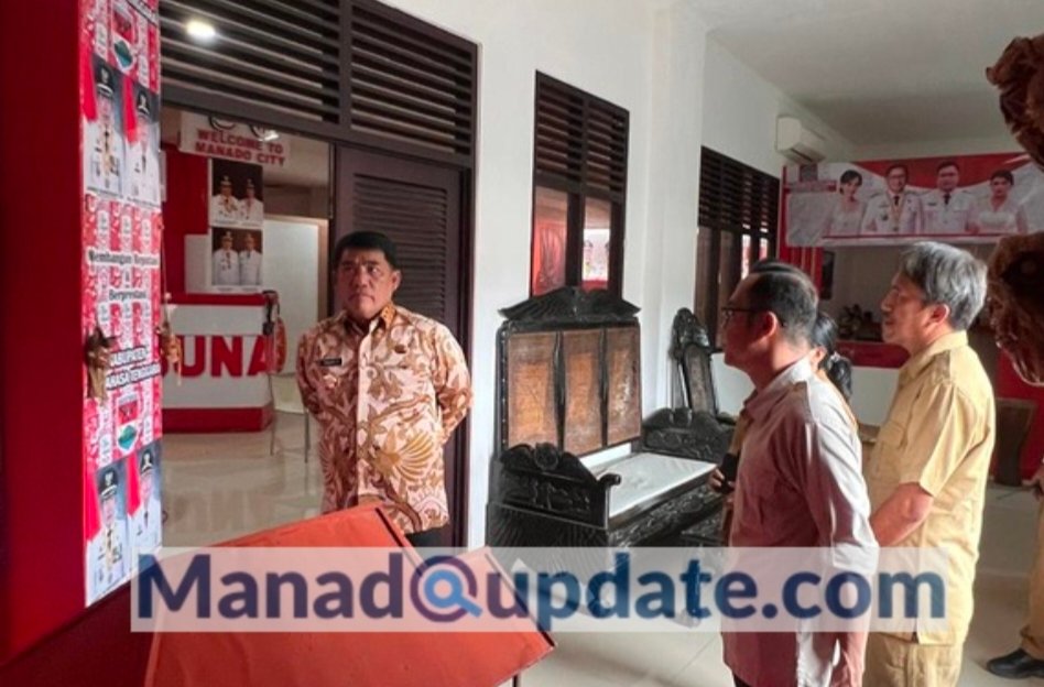 Gubernur Sulawesi Utara Yulius Selvanus Komaling (YSK) melakukan inspeksi di Anjungan Sulawesi Utara di Taman Mini Indonesia Indah (TMII), Kota Jakarta Senin (17/3/2025)