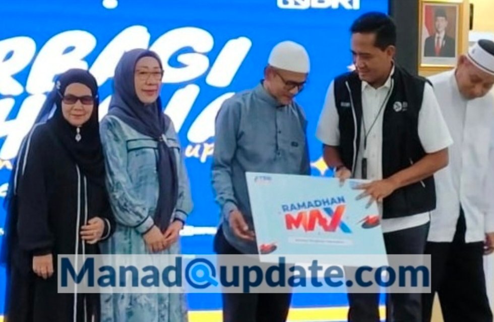 RCEO BRI Manado Luthfi Iskandar saat menyerahkan santunan bagi pensiunan BRI di momen bulan Ramadhan, pada giat buka puasa persama keluarga besar BRI RO Manado, Rabu (19/03/25)
