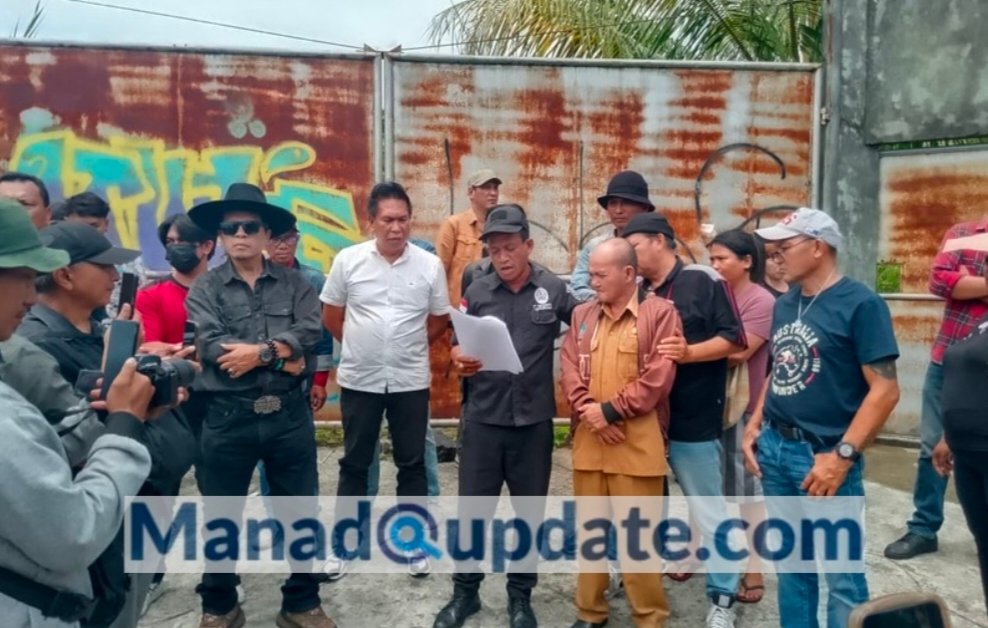 Pengadilan Negeri Manado melakukan eksekusi lahan seluas 12 hektar di desa Tikela, Kecamatan Tombulu Minahasa, pada Selasa 20 Agustus 2025, dengan penggugat Sunarto dan Roy Korengkeng, yang dinyatakan sebagai pemilik lahan yang sah.