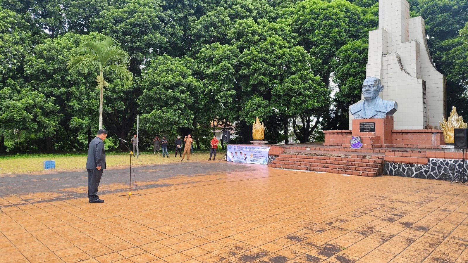 Dalam rangka menyambut Hari Ulang Tahun (HUT) ke-61 Pemerintah Provinsi Sulawesi Utara, Gubernur Sulut Yulius Selvanus Komaling (YSK) memimpin rombongan jajaran Pemprov untuk melaksanakan ziarah ke makam pahlawan nasional Dr. Gerungan Saul Samuel Jozias (GSSJ) Ratulangi atau Sam Ratulangi, Senin (22/9/2025)