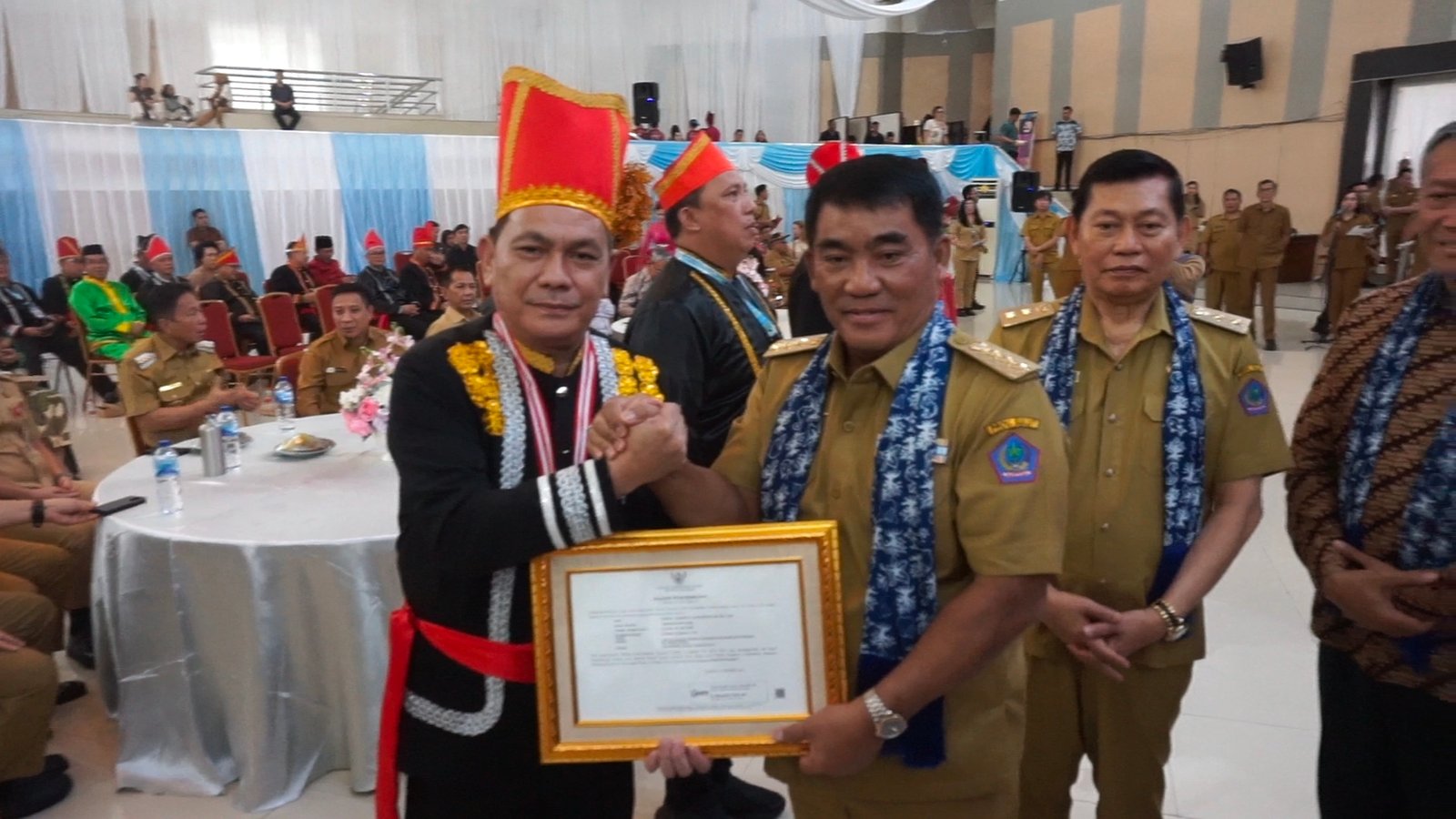 Gubernur Sulut Yulius Selvanus saat menutup giat PKN tahap II dan memberikan penghargaan peserta terbaik kepada Johnny Alexander Suak, Selasa 14/09/2025.