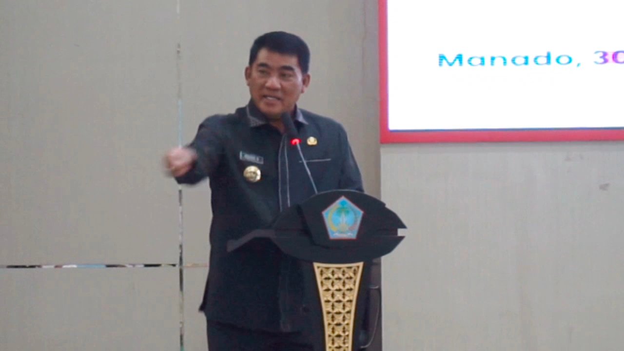 Gubernur Yulius Selvanus menyampaikan kesepakatannya dengan Kepala Dinas di lingkungan Pemprov Sulut, bahwa jika para ASN tertangkap di rumah kopi saat jam dinas, maka kepala dinasnya akan disuruh masuk ke kolam air mancur di halaman kantor gubernur, pada saat memberi sambutan usai melantik 350 ASN dalam Jabatan fungsional, Kamis 30/10/2025.