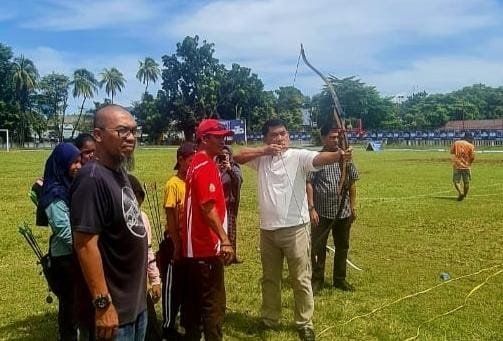 Gubernur Sulawesi Utara Yulius Selvanus Komaling (YSK) terlihat hadir di venue perlombaan panahan tepat saat sedang TC, dan menyambangi atlet panahan dari Kota Manado sekaligus memberikan dukungan moral, Sabtu (15/11/2025).