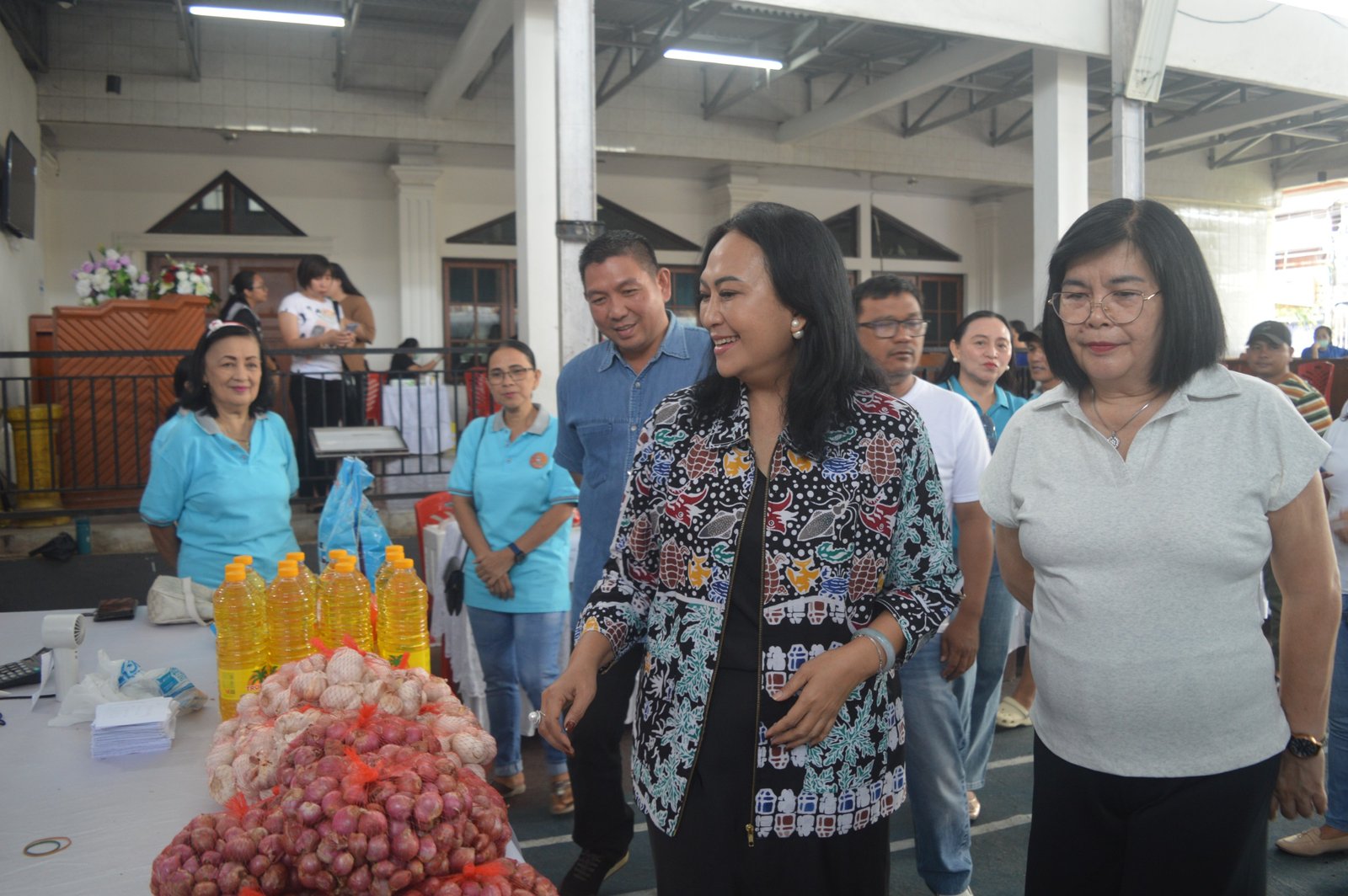 Ketua Tim Penggerak PKK Provinsi Sulawesi Utara, Ny. Anik Yulius Selvanus membuka kegiatan Gerakan Pangan Murah Hari Besar Keagamaan Nasional (HBKN) Natal 2025 dan Tahun Baru 2026, yang digelar oleh Dinas Ketahanan Pangan Provinsi Sulut.