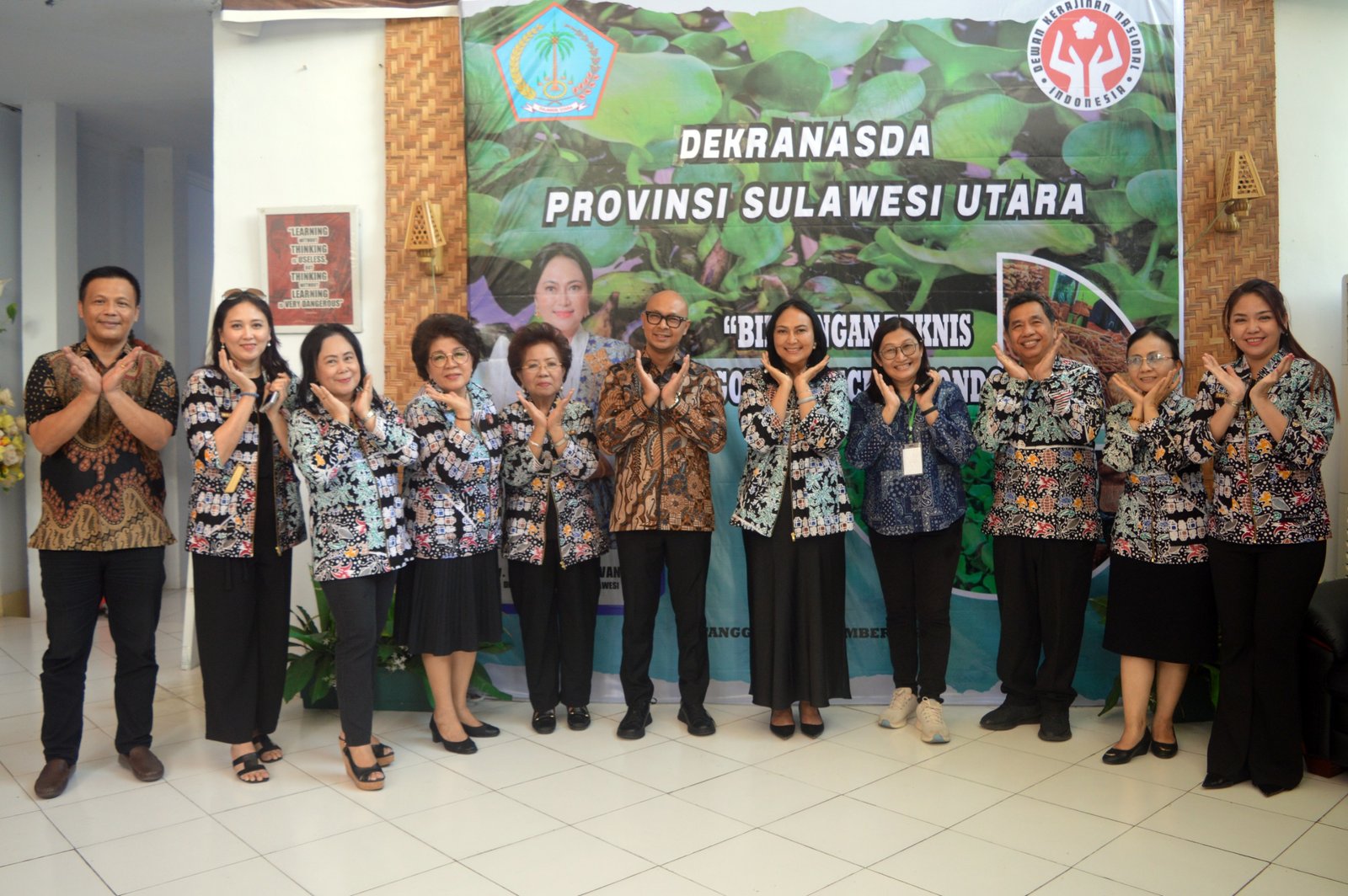 Ketua Dekranasda Provinsi Sulawesi Utara, Ny. Anik Yulius Selvanus, secara resmi membuka Bimbingan Teknis Pengolahan Eceng Gondok yang diselenggarakan di BPSDM Provinsi Sulawesi Utara Sabtu, 15 November 2025.
