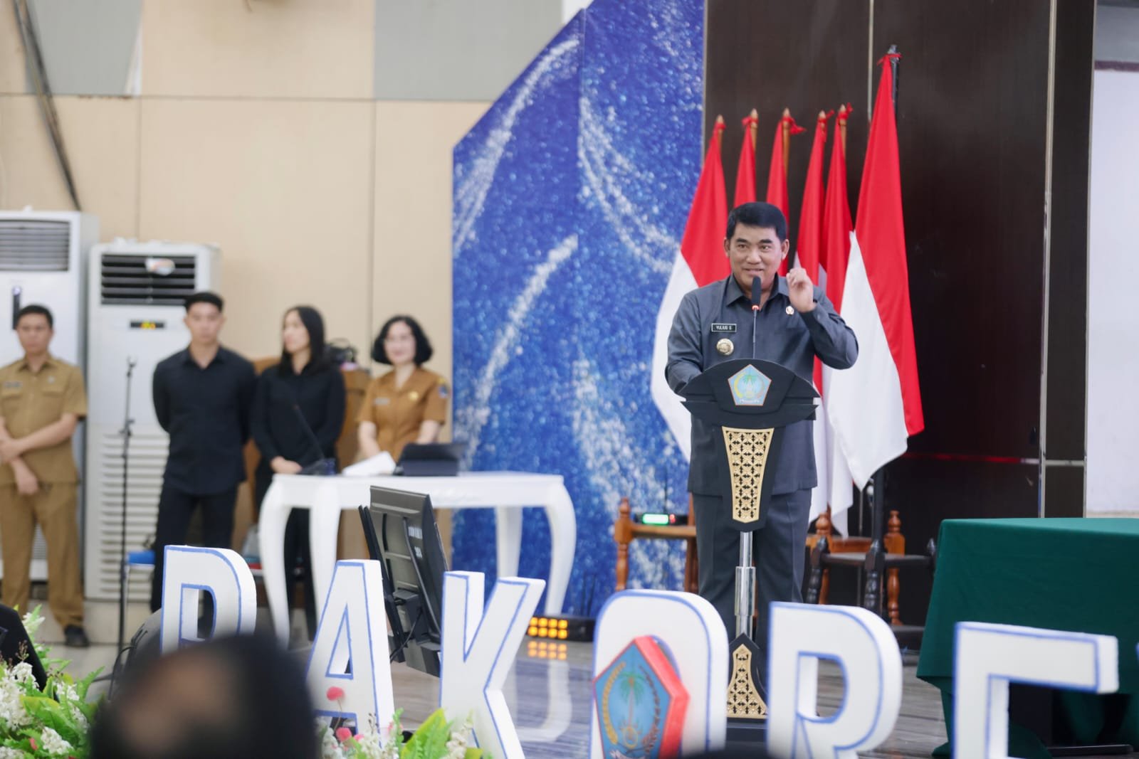 Gubernur Sulut Yulius Selvanus Komaling (YSK) bersama Wakil Gubernur Victor Mailangkay, memimpin kegiatan Rakorev digelar di Aula Mapalus Kantor Gubernur, Selasa 25 November 2025.