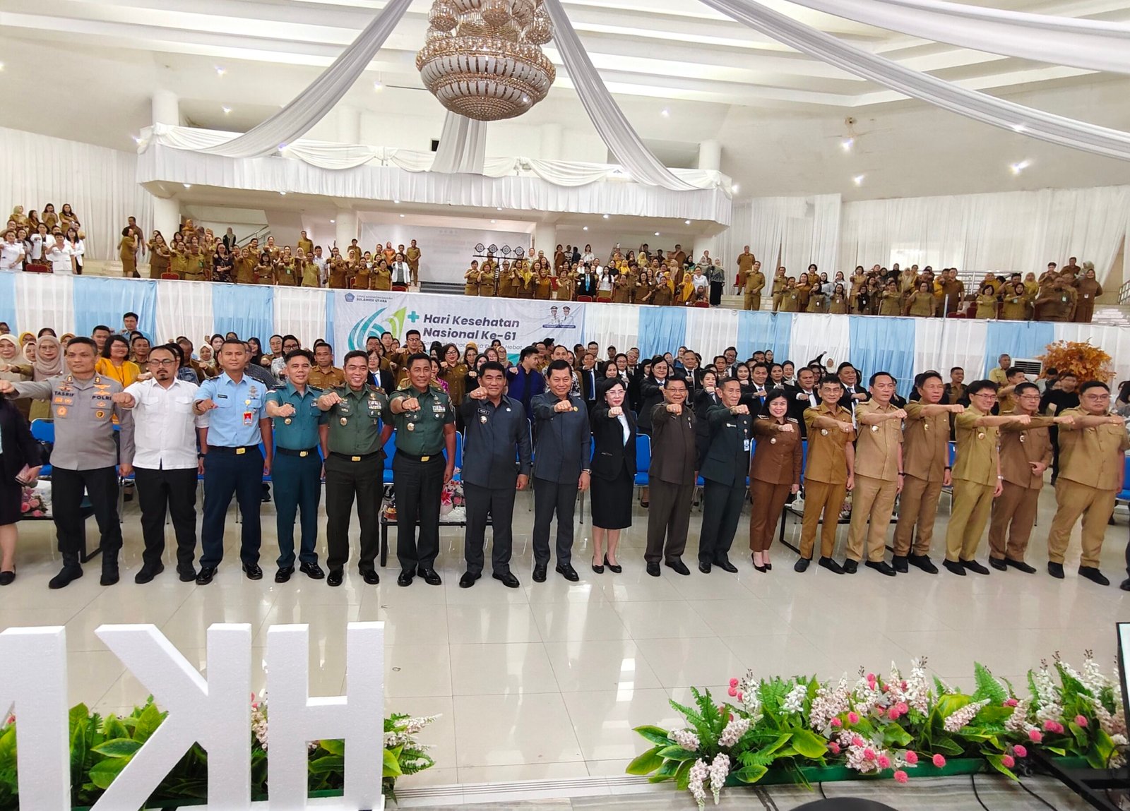 Gubernur Sulawesi Utara (Sulut) Mayjen TNI Purn. Yulius Selvanus, menghadiri perayaan Hari Kesehatan Nasional (HKN) ke-61 yang digelar Dinas Kesehatan Provinsi Sulut di Aula Mapalus, pada Selasa 25 Desember 2025.