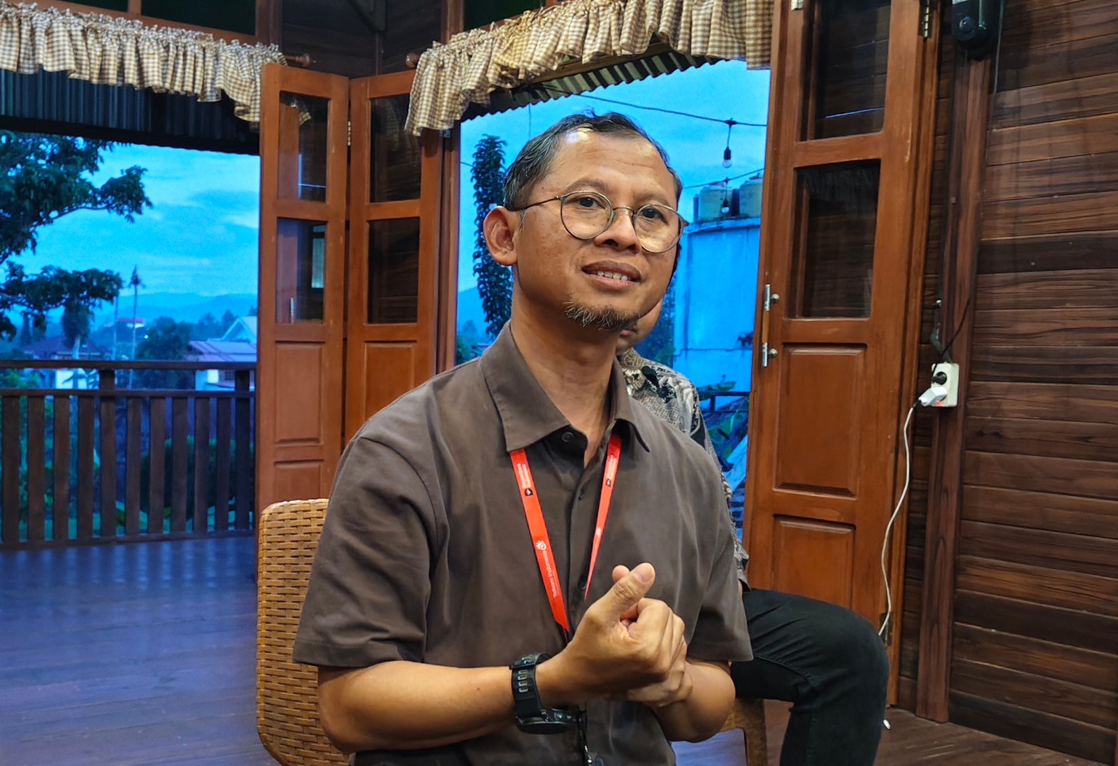 General Manager Witel Sumalut, Guruh Adhi Laksana, ketika jumpa pers bersama sejumlah awak media, Jumat 28 November 2025, menjelaskan bahwa seluruh aktivitas penjualan kembali layanan Internet Service Provider (ISP) wajib mengikuti ketentuan pemerintah.