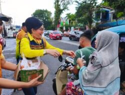 Momen Puasa, Anggota DPR RI Christiany Eugenia Paruntu Bersama Pengurus Golkar Sulut Bagikan Takjil untuk Masyarakat 