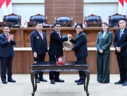 Gubernur Yulius Soroti Penguatan Layanan Dasar dan Digitalisasi di Paripurna DPRD