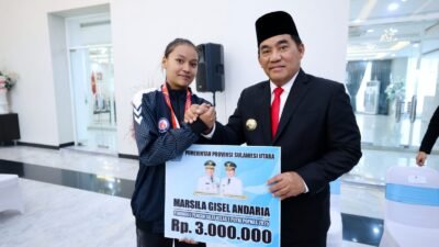 Gubernur Yulius Selvanus Serahkan Bonus Atlet Berprestasi, Bukti Komitmen Pemprov Majukan Olahraga Sulut