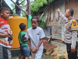 Polsek Singkil Gerak Cepat Amankan Lokasi Pohon Tumbang dan Bantu Warga Terdampak Cuaca Ekstrem